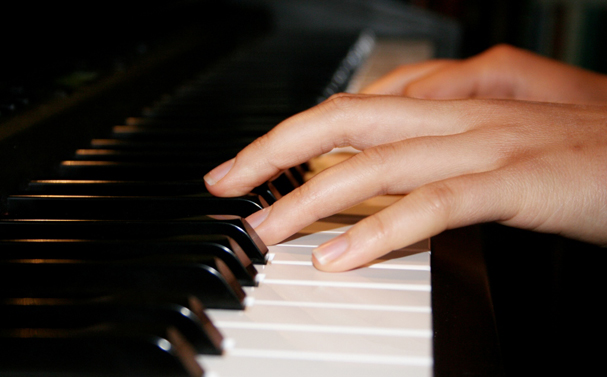piyano çalan el