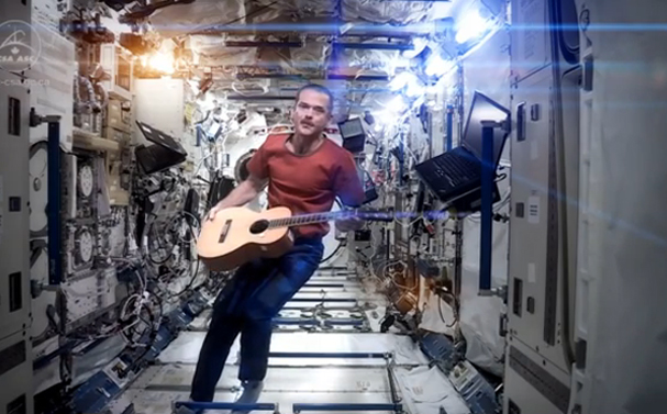 uzayda gitar çalan adam