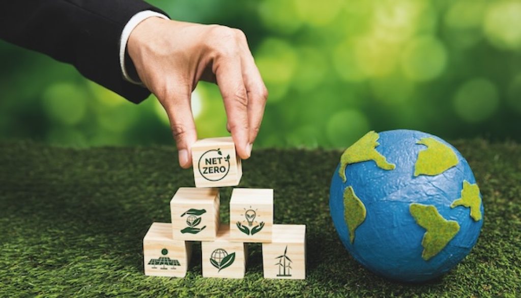 man-puts-block-wood-with-words-net-zero-it İş Dünyasında Sürdürülebilirlik ve ÇSY Faktörleri Finansal Başarıyı Nasıl Belirliyor?